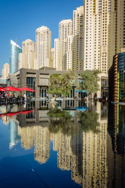 2018年2月23日 阿联酋迪拜 Jumeirah海滩住宅 Jbr 高层公寓楼反映在一个受欢迎的购物和娱乐场所 — 图库照片