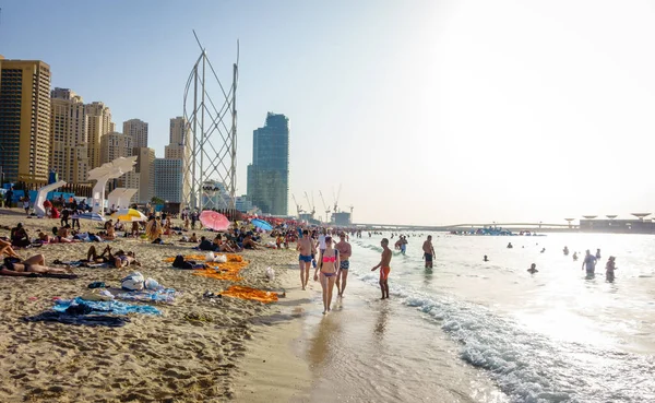 Dubai Uae February 2018 Πλήθος Παραλία Στο Jumeirah Beach Residence — Φωτογραφία Αρχείου