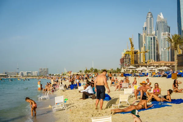 Dubai Emiratos Árabes Unidos Febrero 2018 Playa Llena Gente Jumeirah —  Fotos de Stock
