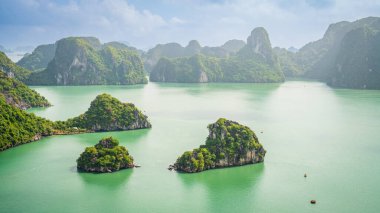Vietnam 'daki Ha Long Körfezi' nin güzel kireçtaşı karst adaları. Ti-Top Adası 'ndan görüntü