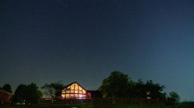 Kentucky kırsalında ön planda bir ev olan gece vakti gökyüzü.