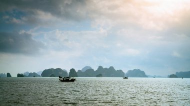 Vietnam 'daki Ha Long Körfezi üzerinde sabah bulutları.