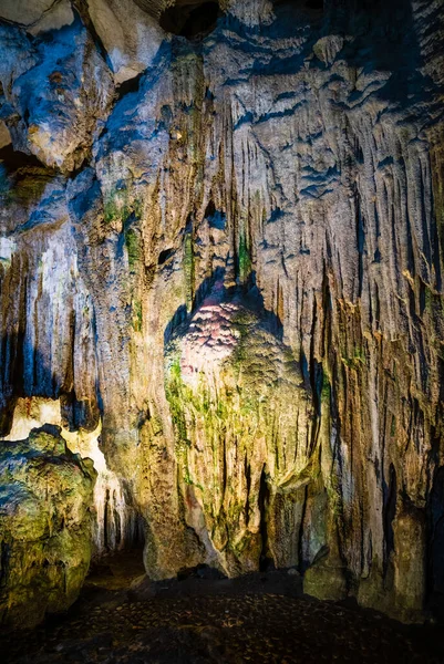 Formacje Stalactitie Thien Cung Grotto Long Bay Wietnamie — Zdjęcie stockowe