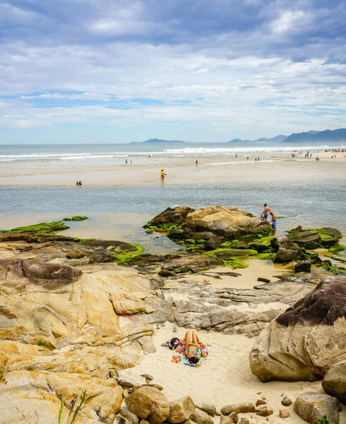 Гуарда Эмбау Января 2022 Года Рио Мадре Отделяет Пляж Прайя — стоковое фото