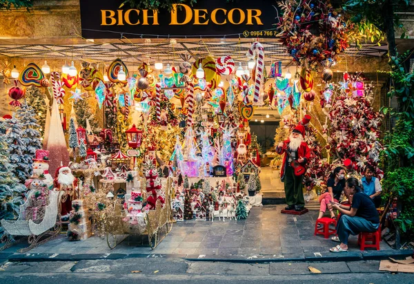 Hanoj Vietnam Listopadu 2022 Jasně Osvětlené Zobrazení Vánočního Obchodu Francouzské — Stock fotografie