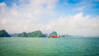 Vietnam 'da Ha Long Körfezi' nde deniz manzarası.