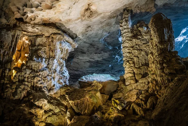 Formaciones Stalactitie Thien Cung Grotto Long Bay Vietnam —  Fotos de Stock