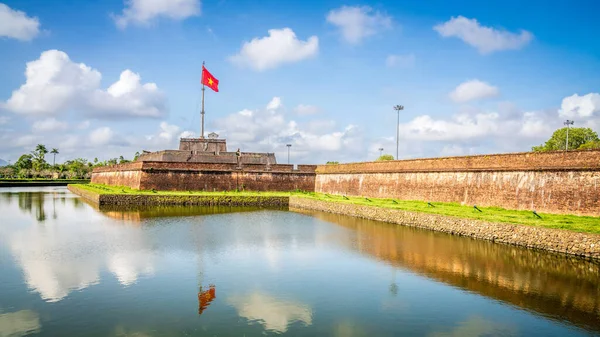 越南国旗飘扬在前首都侯城的城堡上空 — 图库照片