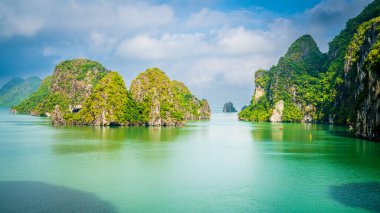 Vietnam 'da Ha Long Körfezi' nde deniz manzarası.