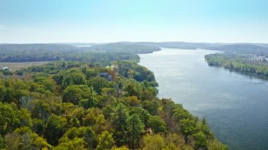 Gillette Kalesi 'nin ve Connecticut Nehri' nin Connecticut 'taki Gillette Kalesi Parkı' ndaki hava manzarası.