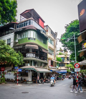 Hanoi, Vietnam, 15 Kasım 2022: Hanoi 'nin Fransız Mahallesi' nde yoğun bir steet sahnesi.