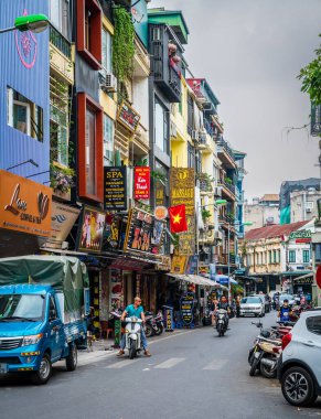 Hanoi, Vietnam, 15 Kasım 2022: Hanoi 'nin Fransız Mahallesi' nde yoğun bir steet sahnesi.