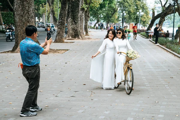 2022年11月15日 越南河内 女人们在河内的Hoan Kiem湖公园摆姿势拍照 — 图库照片