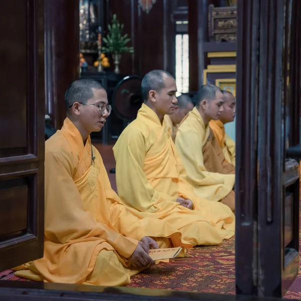Hue Vietnã Novembro 2022 Monges Budistas Cantando Templo Thien Hue — Fotografia de Stock