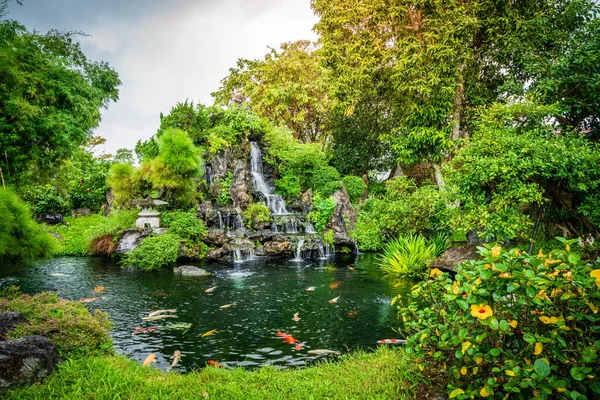 Beau Jardin Avec Cascade Derrière Temple Thien Hue Vietnam — Photo