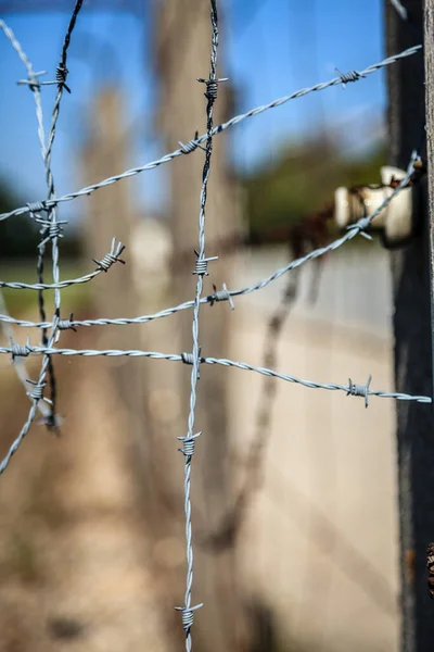 德国达豪集中营周边围栏铁丝网的特写图像 — 图库照片