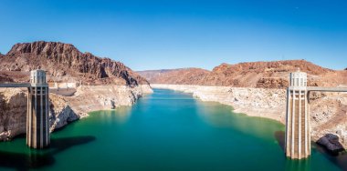 Hoover Barajı 'nın arkasındaki Mead Gölü' nün panoramik görüntüsü 2022 'de rekor seviyede düşük su seviyesini gösteriyor.