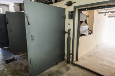 Dachau, Almanya, 30 Eylül 2015: Dachau Toplama Kampı anıt alanındaki desinasyon odalarına giriş.