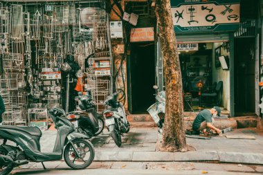 Hanoi, Vietnam, 14 Kasım 2022: Hanoi, Vietnam 'da Fransız Mahallesi' nde bir metal dükkanının vitrini