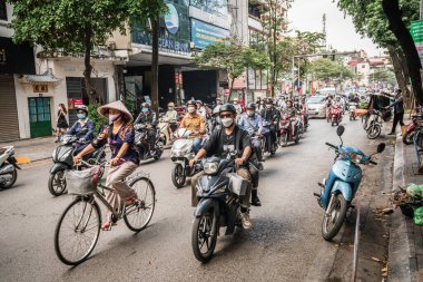 Hanoi, Vietnam, 13 Kasım 2022: Hanoi, Vietnam 'da yoğun bir ara sokakta scooter ve bisiklet trafiği