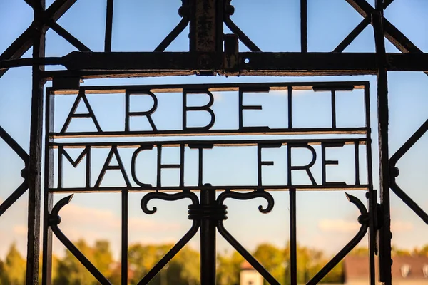 2015年9月30日 德国达豪 达豪集中营臭名昭著的大门特写 题词是 工作让你自由 — 图库照片