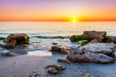 Florida 'daki St. Pete Sahili' nde Meksika Körfezi 'nin üzerinde gün batımı.