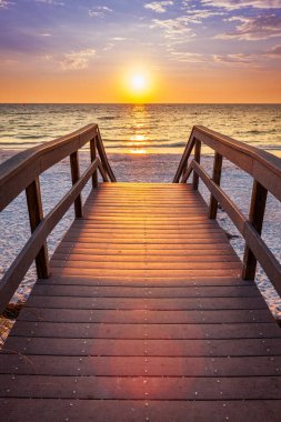 Florida 'daki St. Pete Sahili' nde Meksika Körfezi 'nin üzerinde gün batımı.