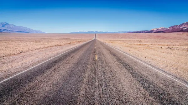 Landstraße Nevada Zum Death Vallley Nationalpark lizenzfreie Stockbilder