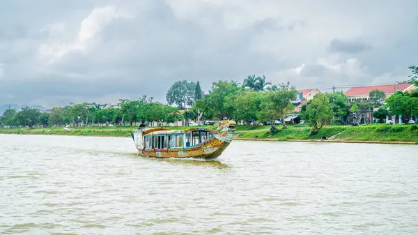 Hue Vietnam Noviembre 2022 Barco Tradicional Forma Dragón Está Navegando — Foto de Stock
