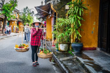 Hoi An, Vietnam, 20 Kasım 2022: Vietnam 'da Hoi An şehrinde bir sokak meyvecisi