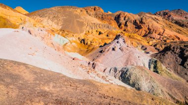 Sanatçı Paleti 'nin manzarası. Ölüm Vadisi Ulusal Parkı, Kaliforniya' da volkanik çökeltilerle kaplı tepeler.