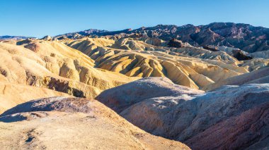 Kaliforniya 'daki Ölüm Vadisi Ulusal Parkı' ndaki Zabriskie Point 'ten Çorak Topraklar manzarası