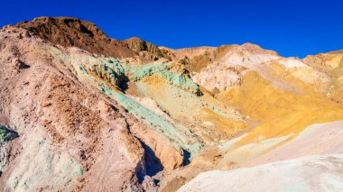 Sanatçı Paleti 'nin manzarası. Ölüm Vadisi Ulusal Parkı, Kaliforniya' da volkanik çökeltilerle kaplı tepeler.