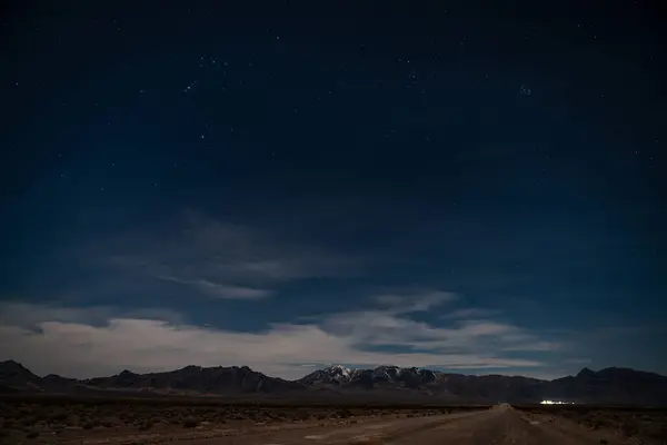 Cielo Nocturno Estrellado Sobre Camino Tierra Las Montañas Cerca Death Imagen De Stock