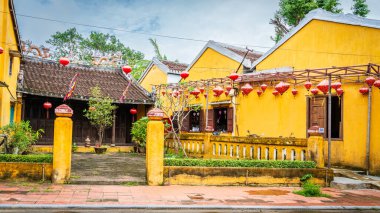 Tarihi Hoi An kasabasında, Vietnam 'da Çin fenerleriyle süslenmiş bir avlu.