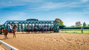 Keeneland, Lexington, Kentucky, 18 Ekim 2023: Keenealand Sonbahar Yarışı Yarışı 4.