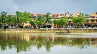 Hoi An, Vietnam, 20 Kasım 2022: Tarihi Hoi An kasabasından geçen Thu Bon Nehri manzarası