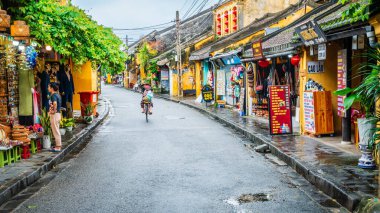 Hoi An, Vietnam, 21 Kasım 2022: Vietnam 'da Hoy An şehrinde alışveriş caddesi