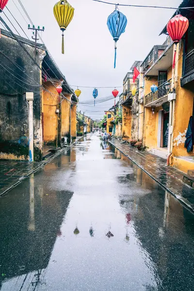 Vietnam Eski Hoi Kasabasında Yağmurlu Bir Günde Sokak Sahnesi — Stok fotoğraf