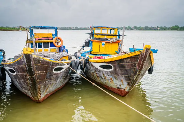 Traditionelle Fischerboote Vor Anker Thu Bon Fluss Der Stadt Hoi Stockbild