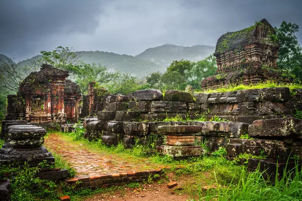 ベトナム中央部のシヴァ ヒンドゥー寺院の遺跡 ロイヤリティフリーのストック画像