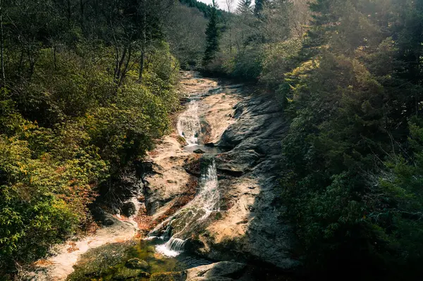 北卡罗莱纳州阿巴拉契亚山脉蓝岭大道附近的泡状瀑布瀑布 图库图片
