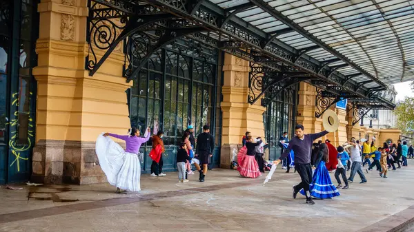 サンティアゴ 2022年9月18日 人々は サンティアゴ チリの文化センターであるセントロ文化施設Mapochoの前に伝統的なチリのダンスを実践しています ストック写真