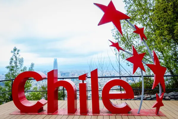 2022年9月18日 智利圣地亚哥 智利与圣地亚哥天际线在Cerro San Cristobal公园签署 图库图片