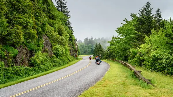 Motorradfahrer Auf Dem Blue Ridge Parkway Einem Sommermorgen Stockbild