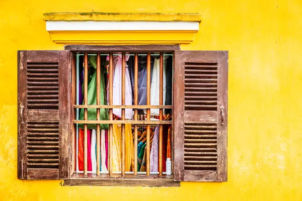 越南海安市一家服装店橱窗的特写图片 免版税图库图片
