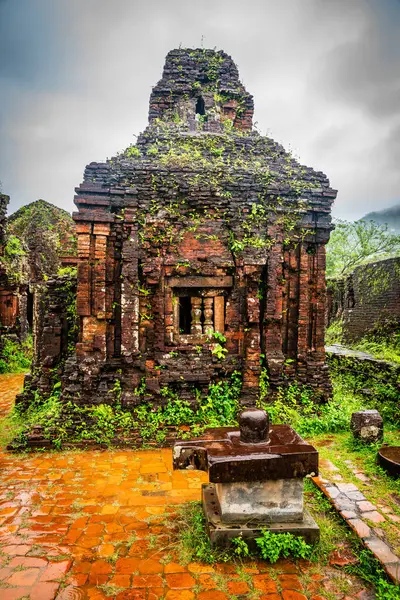 ベトナム中央部のシヴァ ヒンドゥー寺院の遺跡 ロイヤリティフリーのストック写真