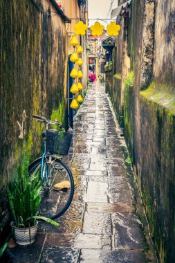 Vietnam 'ın eski Hoi An kasabasında yağmurlu bir günde dar bir sokak.