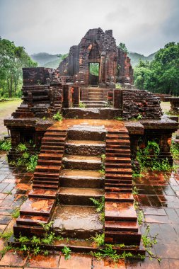 Orta Vietnam 'daki Shaiva Hindu tapınaklarının kalıntıları.