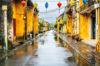 Vietnam 'ın eski Hoi An kasabasında yağmurlu bir günde sokak sahnesi